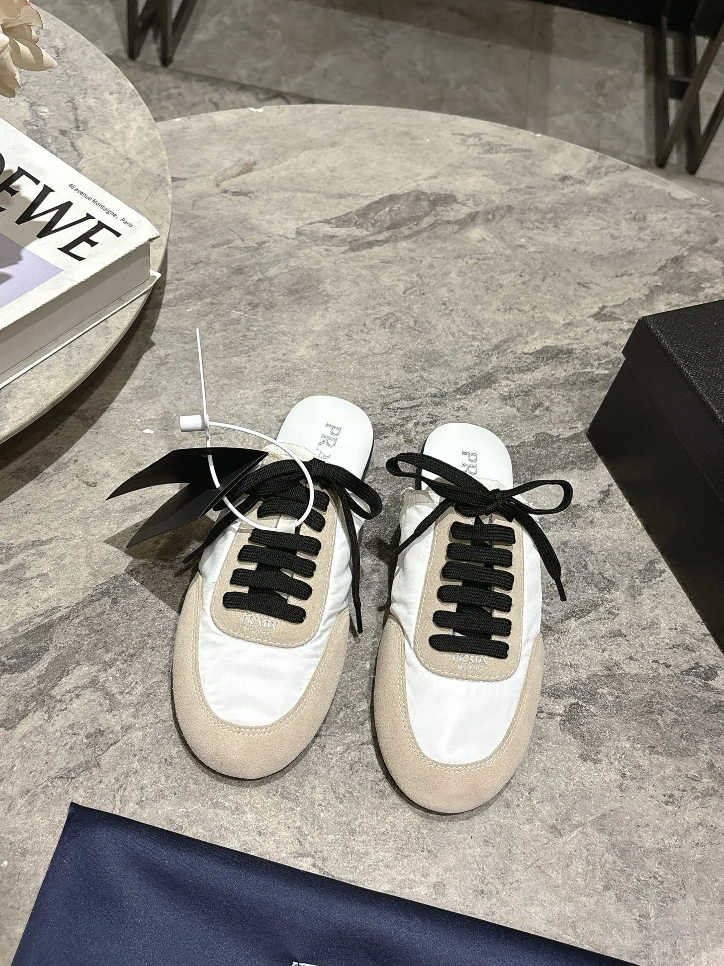 👟👟Ex-factory price 502👟👟 Prada Prada spring and summer show thin-soled moral training shoes for women. The 25ss show style item with the highest export rate. The suede upper has a texture, and the inner sheepskin is wrapped. It is soft and waxy. The insole is thickened with lambskin. It is extremely comfortable to step on, has a sense of support, and feels well wrapped. The shoe shape is full of wrapping, light, easy to wear and practical, a casual shoe, original molded rubber outsole Size: 35-39 (40 41 customized, non-refundable)